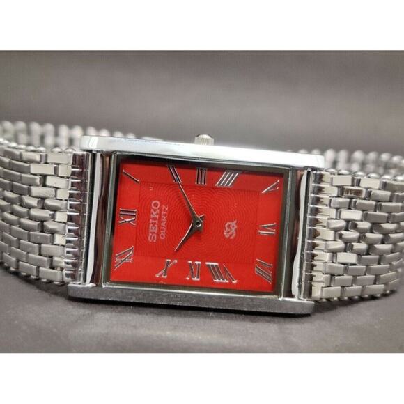 Vintage Style Seiko Quartz Mens Silver Watch & Red accents W/ Metal Strap - Picture 1 of 8